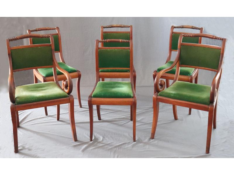 SUITE DE DEUX FAUTEUILS ET QUATRE CHAISES...