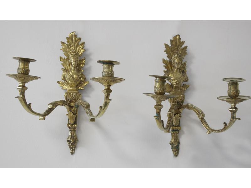 PAIRE D'APPLIQUES en bronze doré à deux bras...