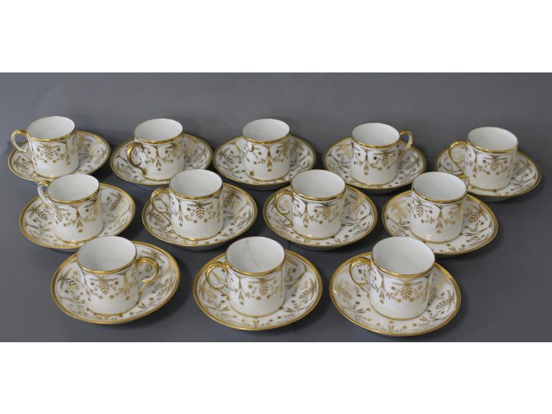 DOUZE TASSES et SOUS-TASSES en porcelaine...