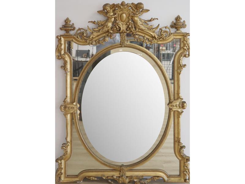 MIROIR dans un cadre stuqué et doré, le miroir...