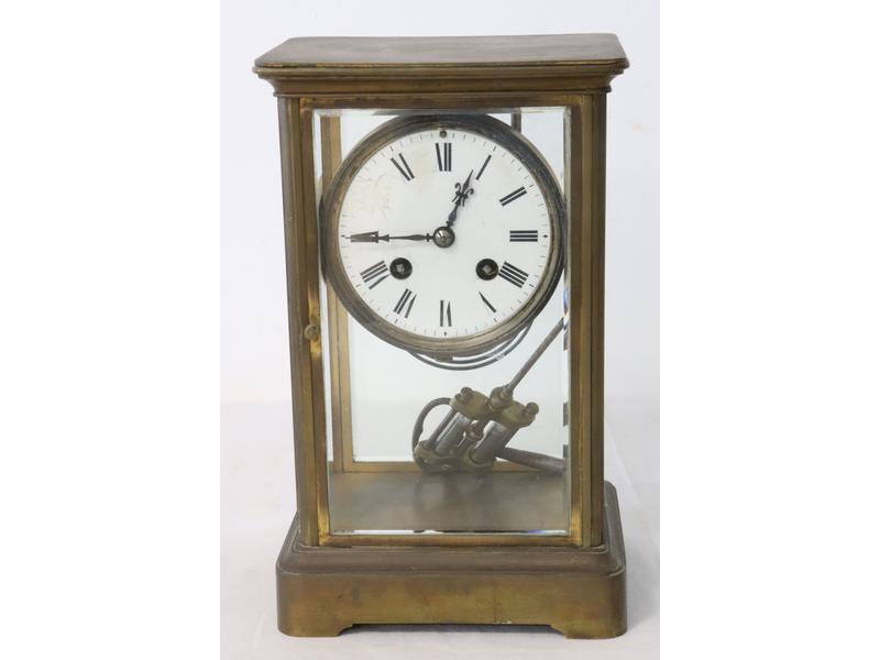 PENDULE cage en bronze et laiton, verres...