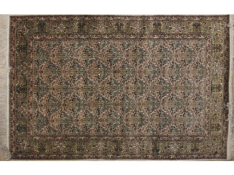 TAPIS en laine et soie finement noué, à décor...