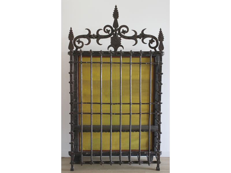 GRILLE DE FENÊTRE en fer forgé, le fronton...