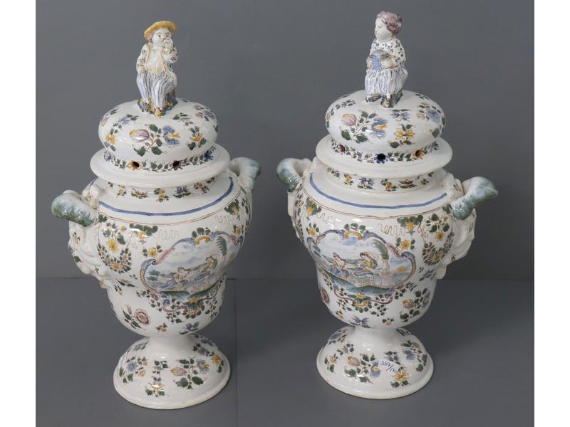 PAIRE DE VASES POT-POURRIS couverts de forme...