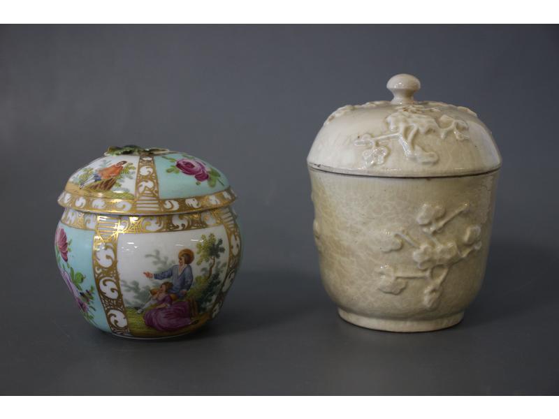 PETIT POT couvert en faïence fine émaillée...