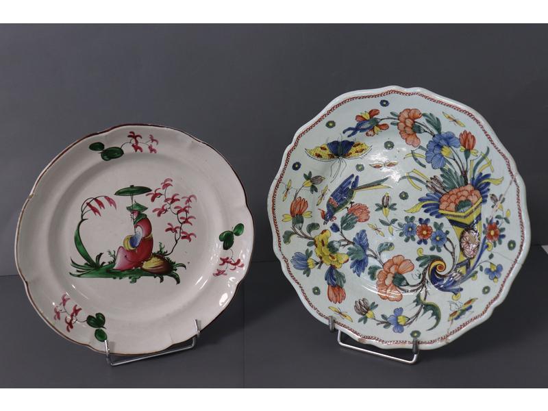 ASSIETTE en faïence à décor au chinois.
