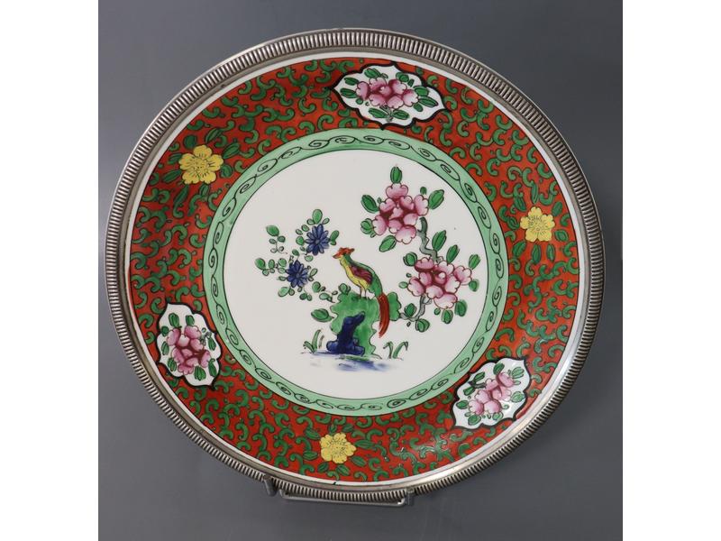 PLAT ROND en porcelaine émaillée polychrome...