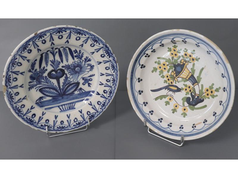 ASSIETTE en faïence émaillée à décor en bleu...