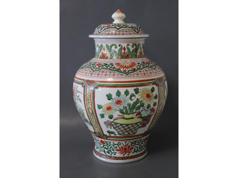 POTICHE balustre en porcelaine émaillée polychrome...