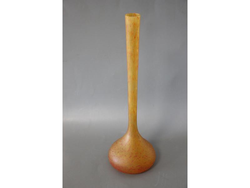 VASE à haut col en pâte de verre orangée...