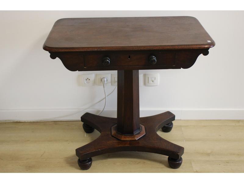 PETITE TABLE DE SALON rectangulaire, ouvrant...