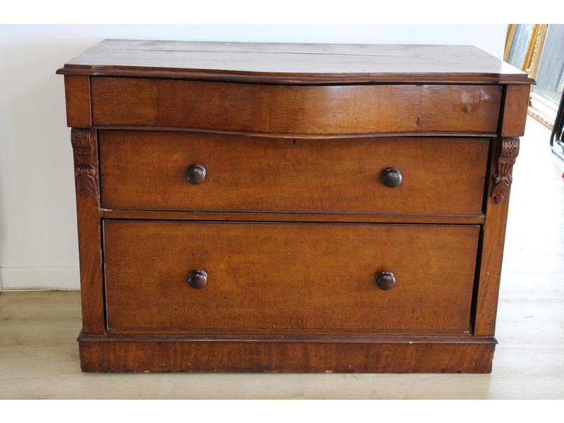 COMMODE rectangulaire à ceinture galbée en...