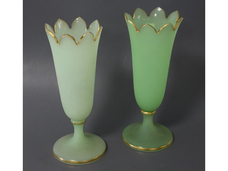 PAIRE DE VASES de forme cornet à col chantourné,...