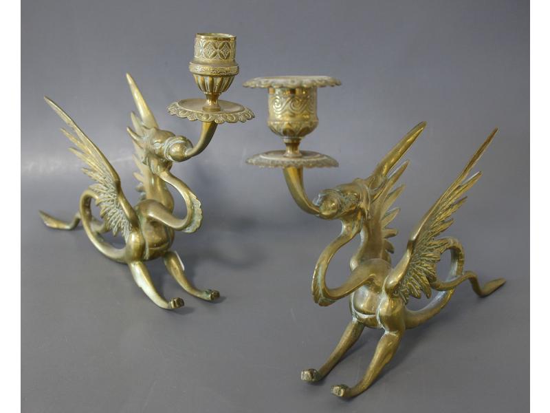 PAIRE DE BOUGEOIRS en bronze doré représentant...
