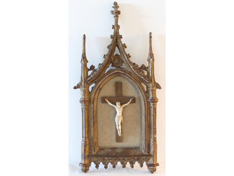 PETIT CRUCIFIX en ivoire sculpté dans un...