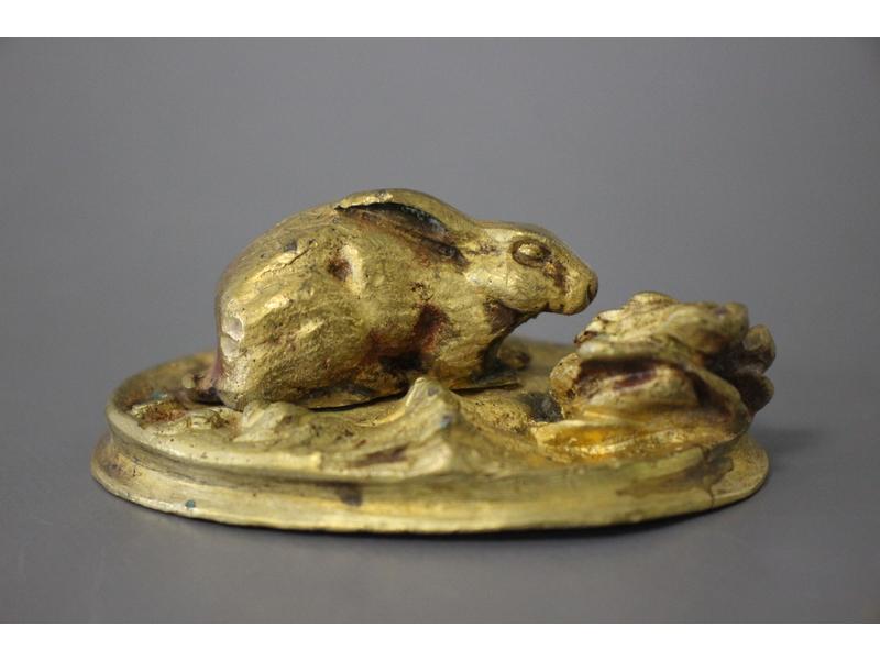Lapin sentant une fleur