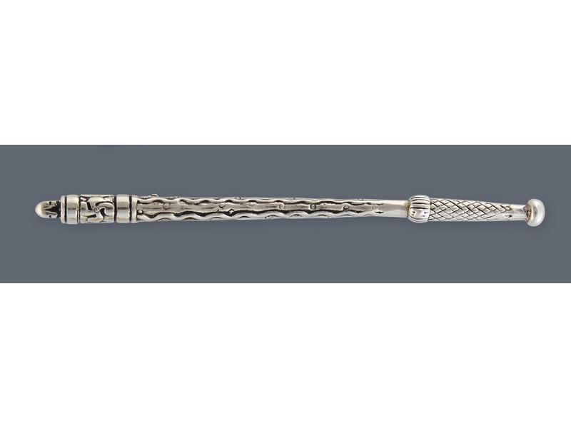 BROCHE en forme de makila en argent ciselé...