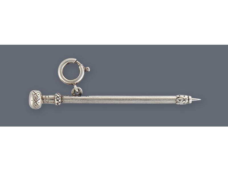 PENDENTIF représentant un petit MAKILA en...