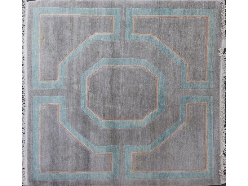 TAPIS carré en laine polychrome à décor d'un...