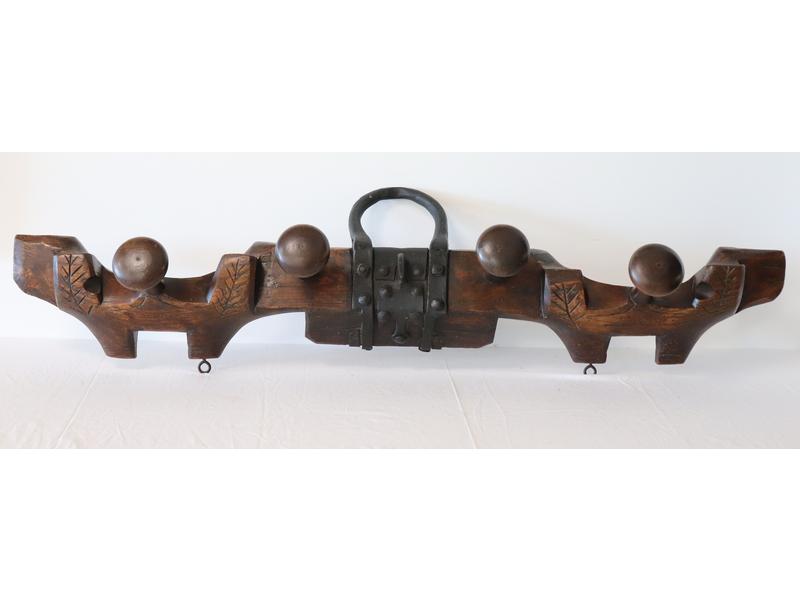 PORTE-MANTEAU formé d'un joug-de-bœuf en...
