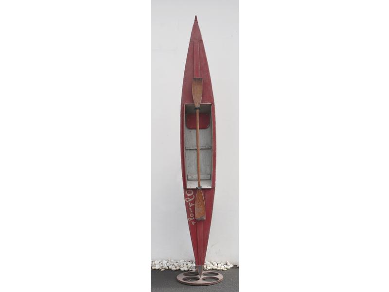 CANOË-KAYAK en bois peint en rouge, marqué...