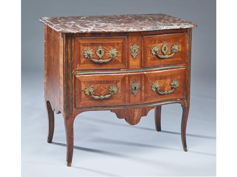 COMMODE rectangulaire à façade galbée, en...