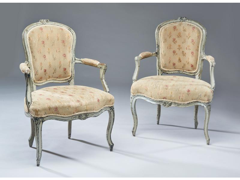 PAIRE DE FAUTEUILS à dossier violoné cabriolet,...