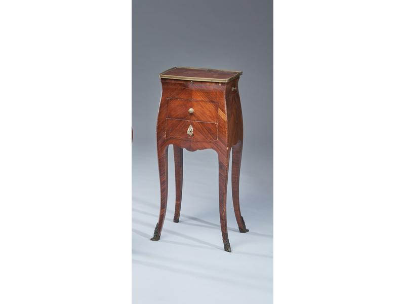 TABLE D'APPOINT de forme galbée en placage...