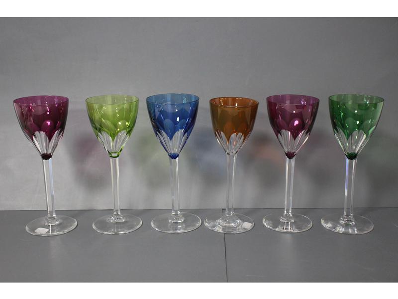 SIX VERRES à haut pied en cristal taillé...