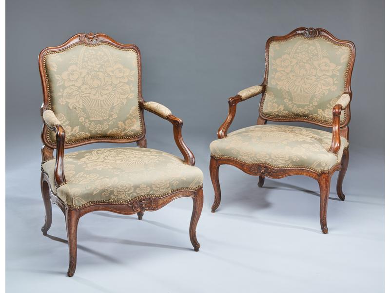 PAIRE DE FAUTEUILS à dossier plat violoné...