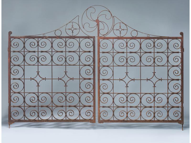 PAIRE DE GRILLES en fer forgé à motifs d'enroulements...