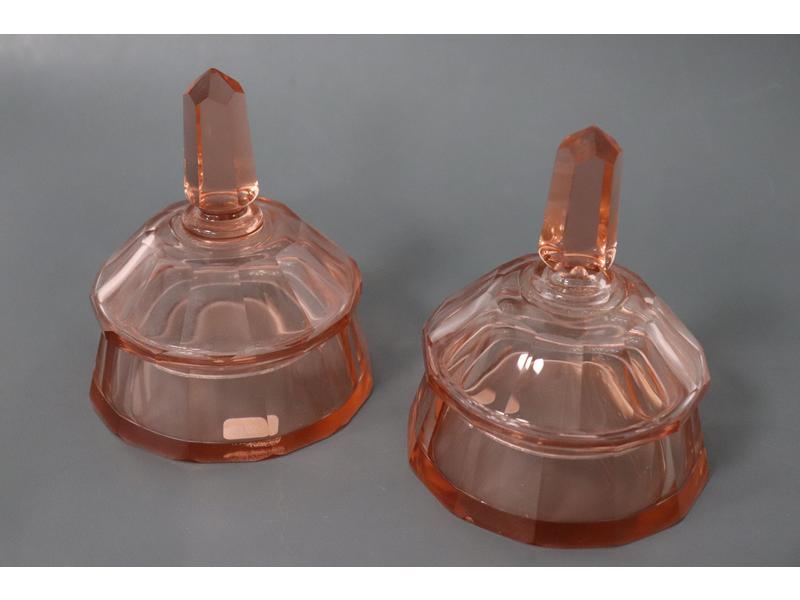DEUX FLACONS couverts en verre teinté rose...