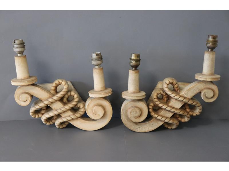 PAIRE D'APPLIQUES en plâtre à deux lumières...
