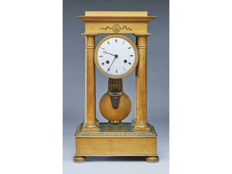 GRANDE PENDULE portique en bronze doré, à...