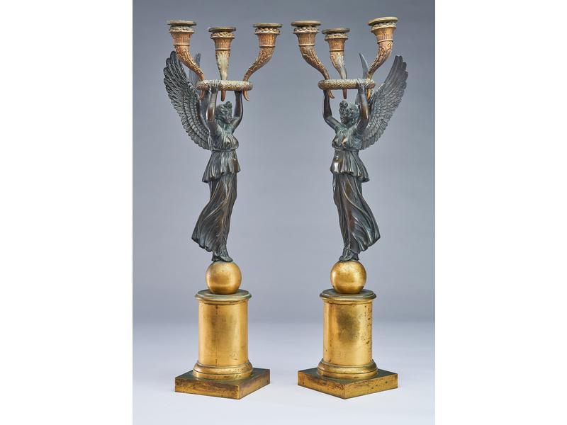 PAIRE DE CANDÉLABRES en bronze à patine brune...