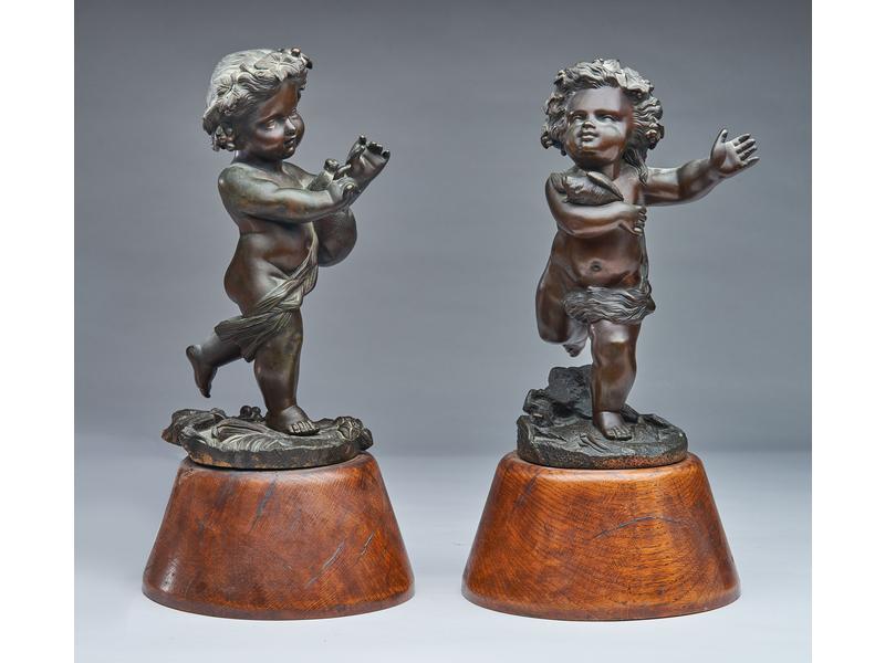 PAIRE DE PUTTI courant en bacchanale, en...