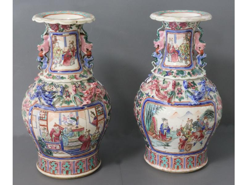 PAIRE DE VASES de forme balustre en porcelaine...