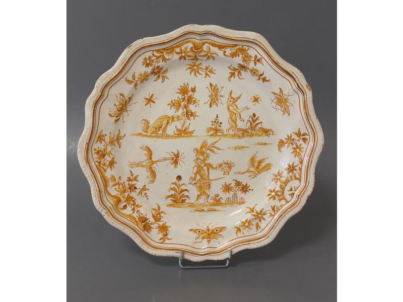 ASSIETTE à contours en faïence émaillée jaune...