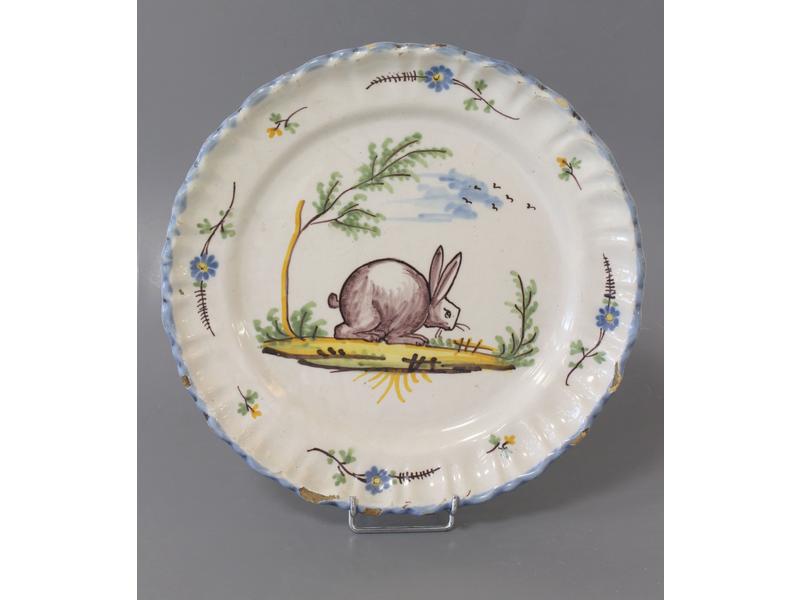 ASSIETTE en faïence à décor polychrome au...