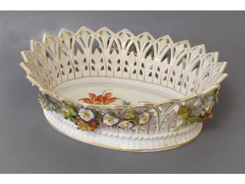 CORBEILLE ajourée en porcelaine à décor appliqué...