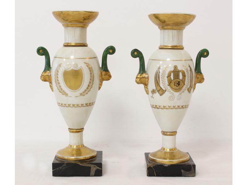 PAIRE DE VASES de forme balustre en porcelaine...