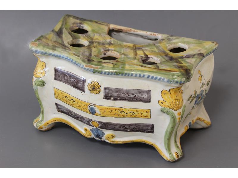 BOUQUETIÈRE en forme de commode galbée, en...