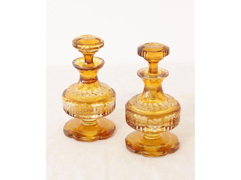 PAIRE DE FLACONS de toilette en cristal teinté...