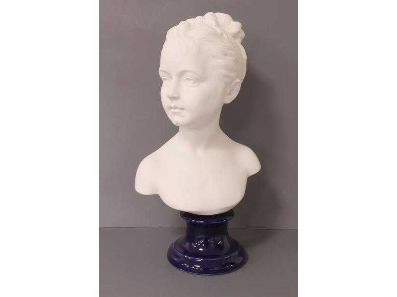BUSTE DE JEUNE FILLE en biscuit sur un socle...