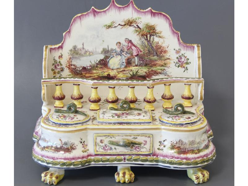 PETIT ENCRIER formant serre-papier à balustrade,...