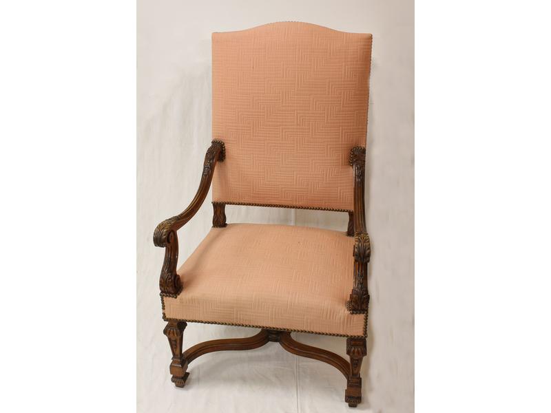 FAUTEUIL à haut dossier plat en hêtre mouluré...