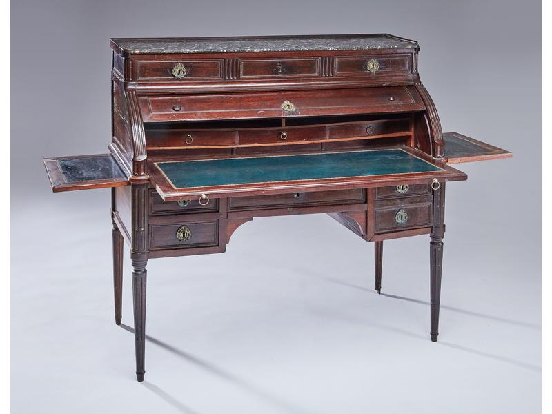 BUREAU à cylindre en acajou et placage d’acajou,...