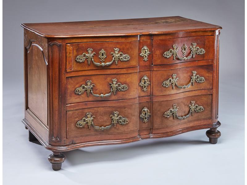 COMMODE à façade arbalète en noyer mouluré,...
