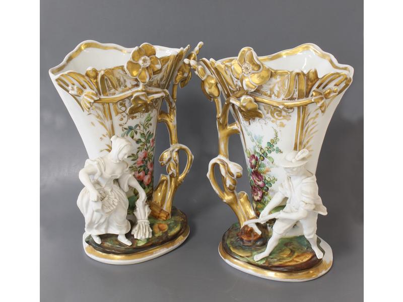 PAIRE DE VASES DE MARIEES en porcelaine émaillé...