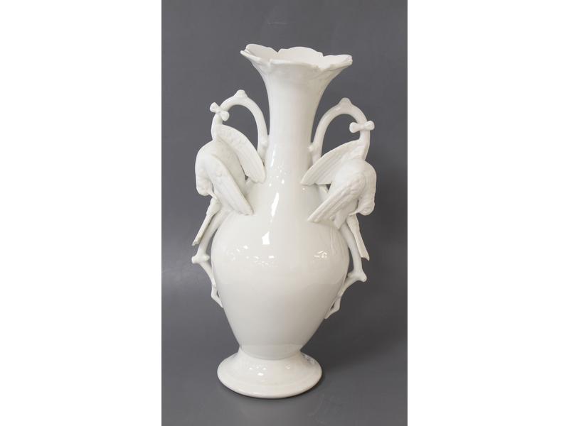 VASE balustre en porcelaine émaillée blanc,...